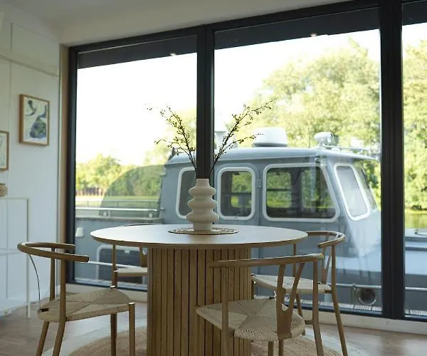 80Qm Privates Hausboot In Hamburg-Mitte