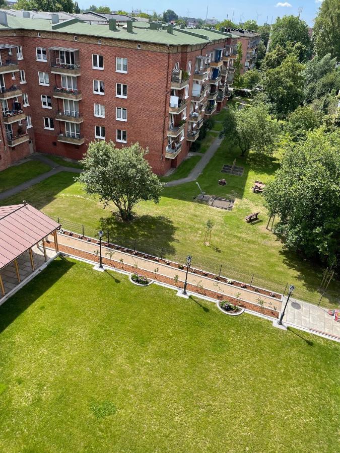 Cls Zentrale City-wohnung In Mit E-laden Und Tiefgarage, Grosser Balkon, Blick Ueber Hamburg, Parkplatz, Cafe Im Haus, Bushaltestelle Direkt Gegenueber, Flex Check In Appartement