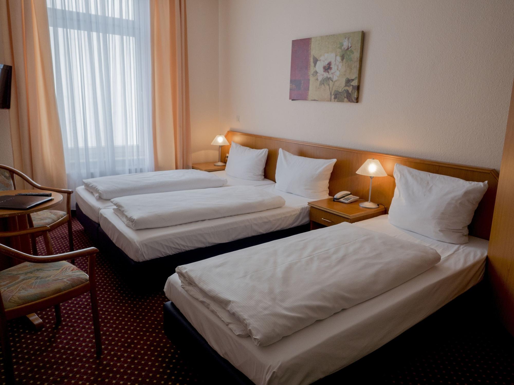 Lumen Am Hauptbahnhof Hotel 3*