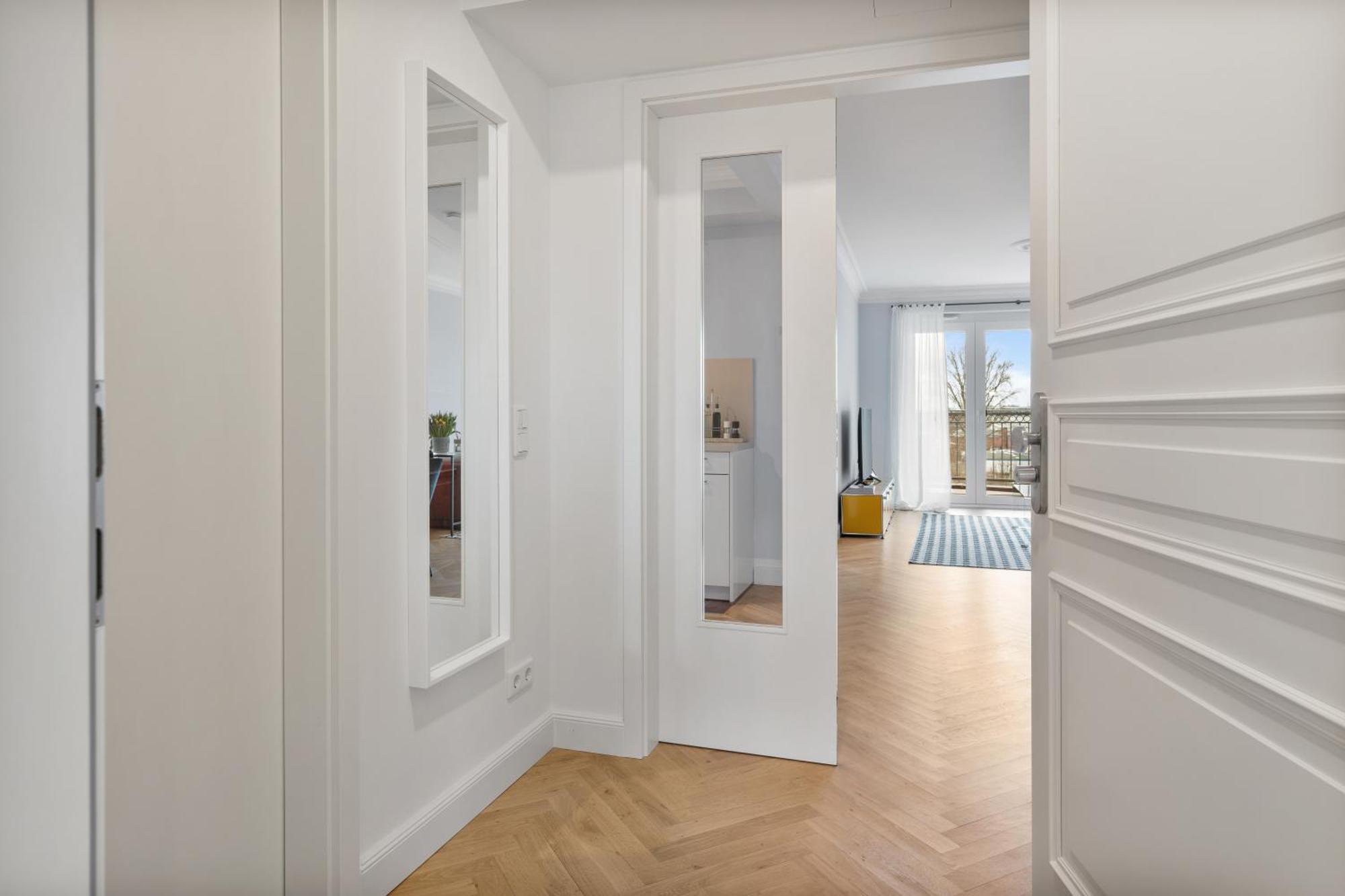 Appartement Cls Zentrale City-wohnung In Mit E-laden Und Tiefgarage, Grosser Balkon, Blick Ueber Hamburg, Parkplatz, Cafe Im Haus, Bushaltestelle Direkt Gegenueber, Flex Check In *