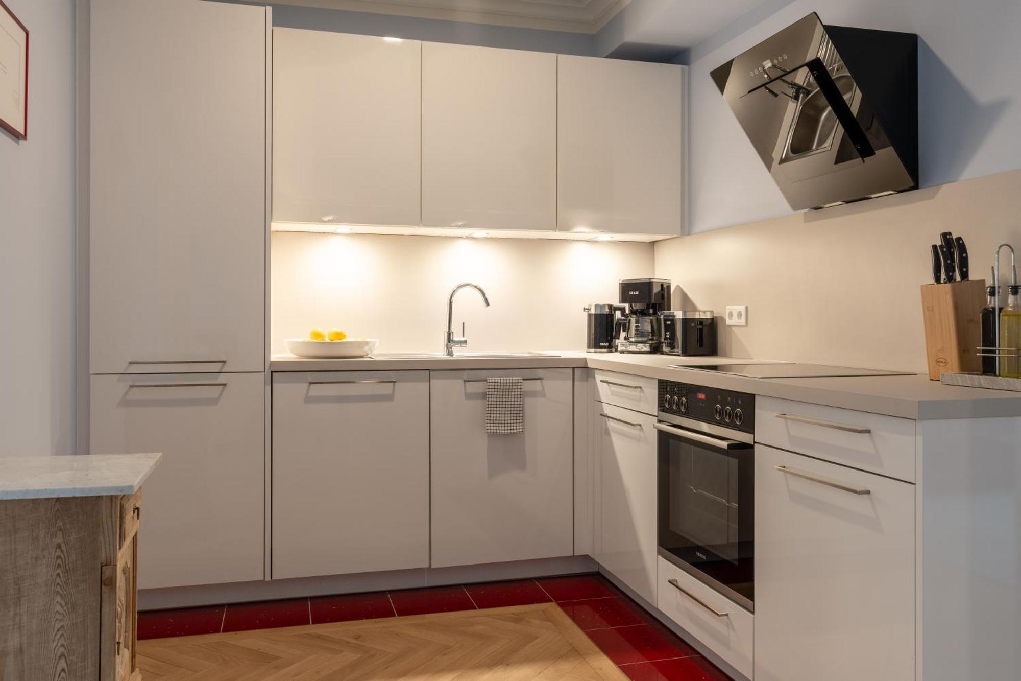 Cls Zentrale City-wohnung In Mit E-laden Und Tiefgarage, Grosser Balkon, Blick Ueber Hamburg, Parkplatz, Cafe Im Haus, Bushaltestelle Direkt Gegenueber, Flex Check In Hamburg-Harburg