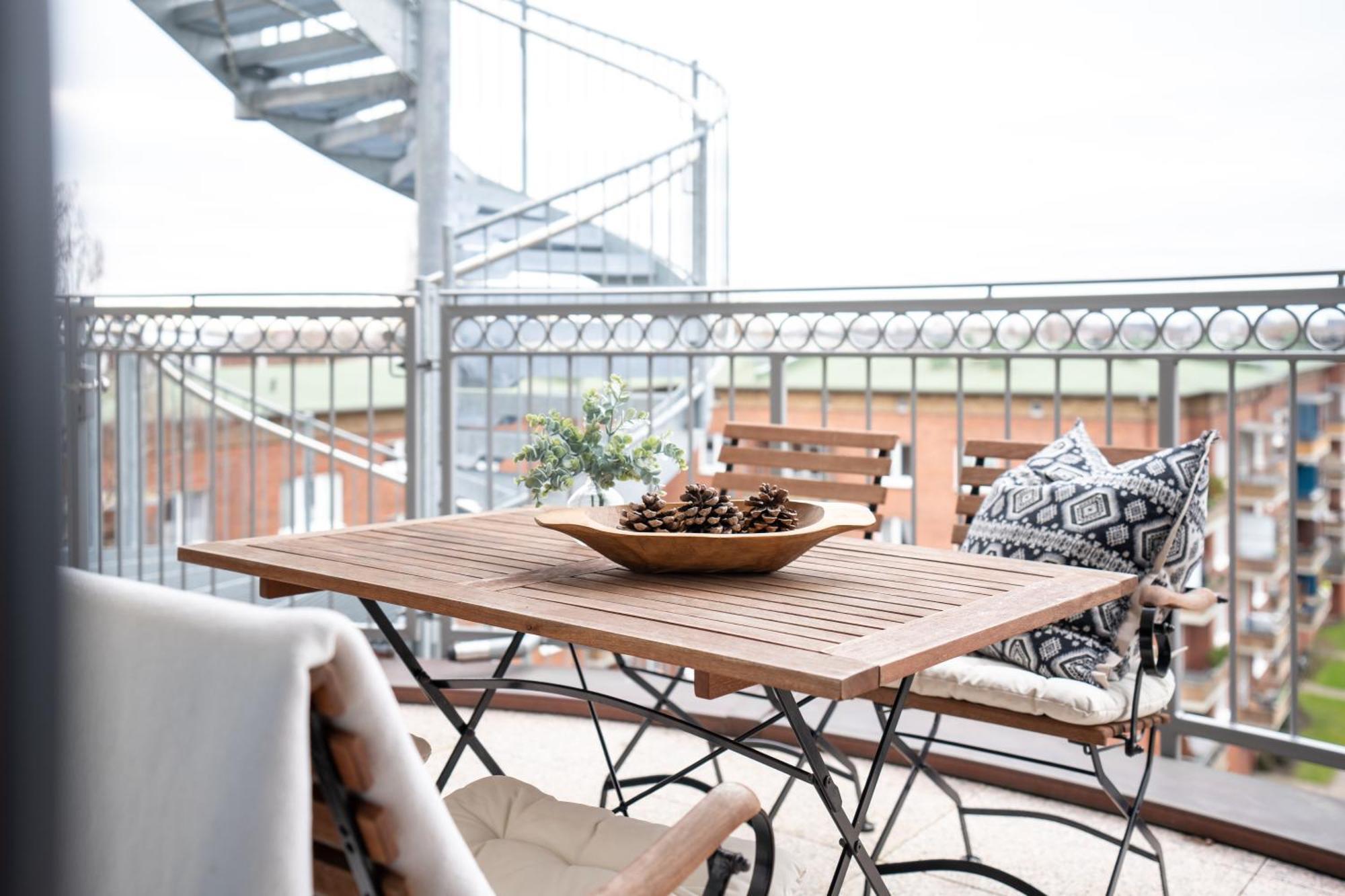 Appartement Cls Zentrale City-wohnung In Mit E-laden Und Tiefgarage, Grosser Balkon, Blick Ueber Hamburg, Parkplatz, Cafe Im Haus, Bushaltestelle Direkt Gegenueber, Flex Check In *