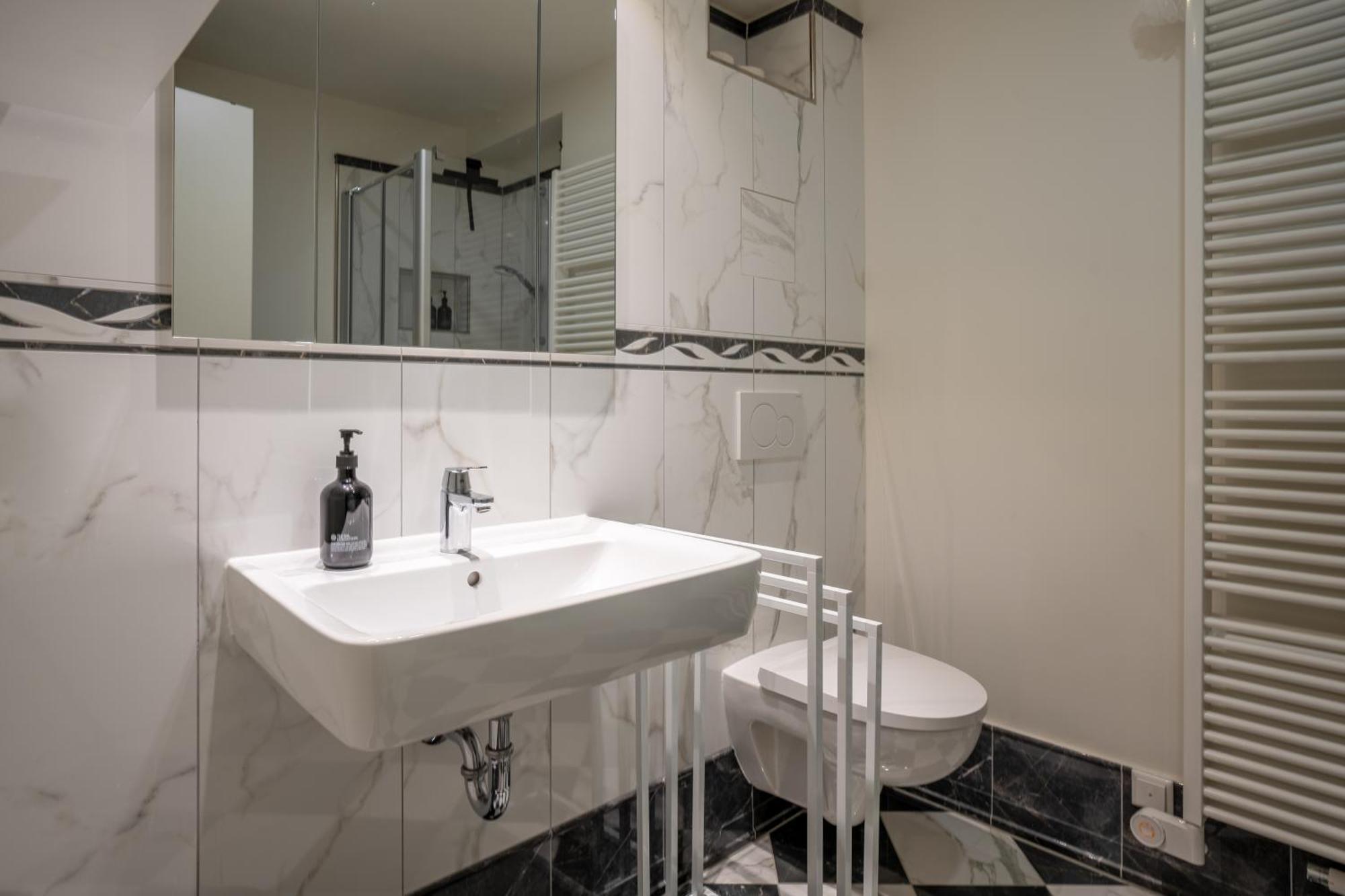 Appartement Cls Zentrale City-wohnung In Mit E-laden Und Tiefgarage, Grosser Balkon, Blick Ueber Hamburg, Parkplatz, Cafe Im Haus, Bushaltestelle Direkt Gegenueber, Flex Check In Hamburg-Harburg