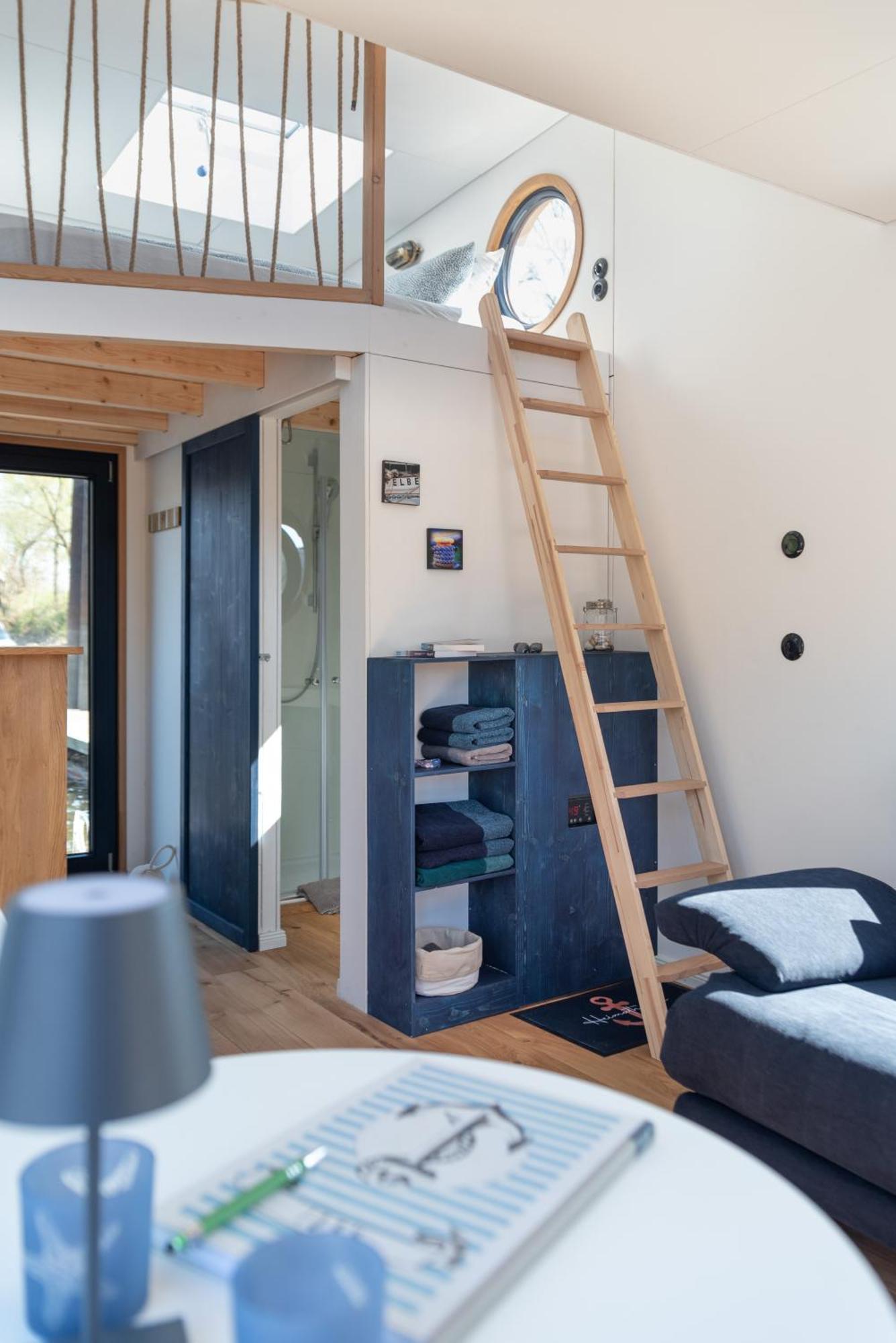 Undine - Wunderschoenes Tiny Hausboot Botel