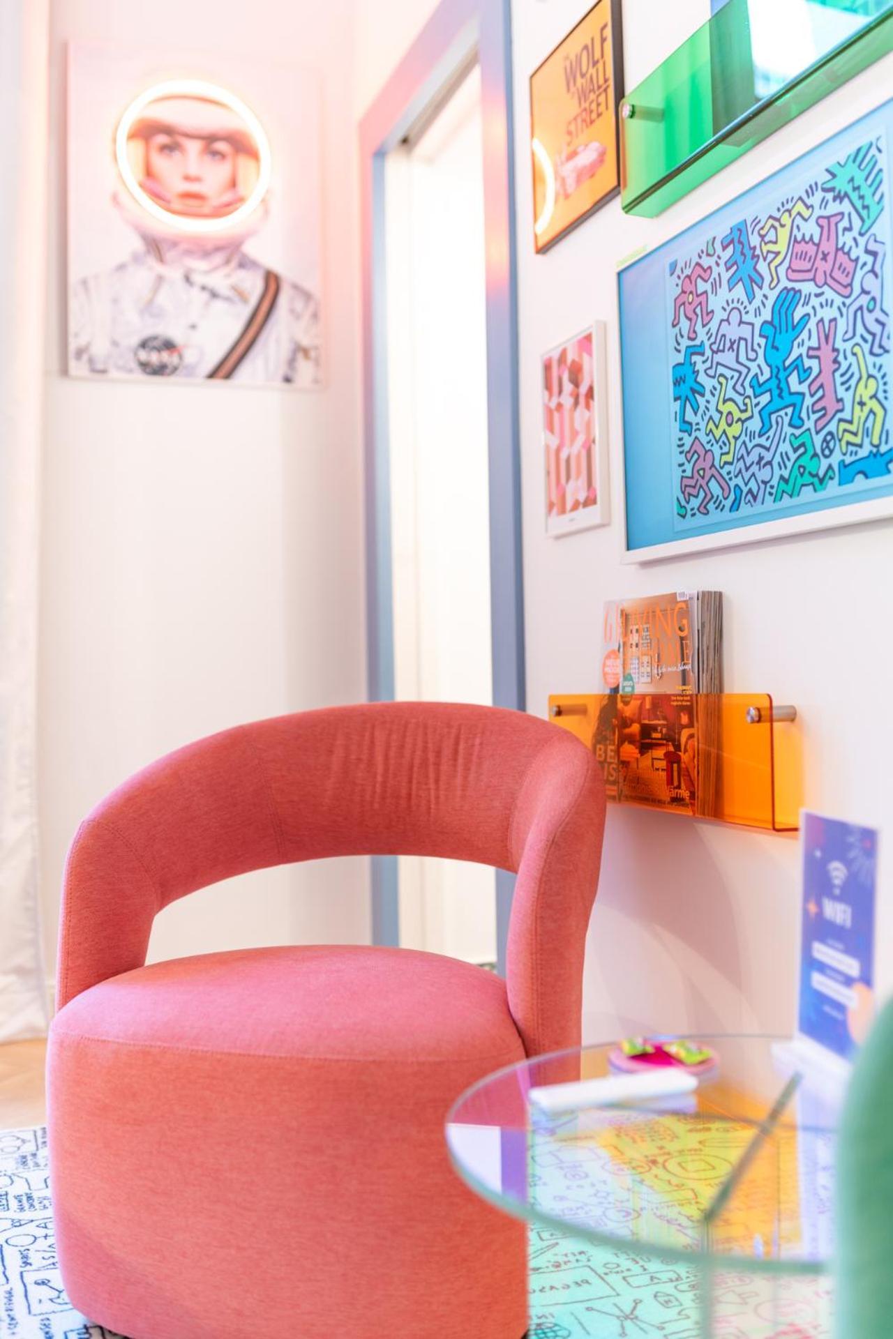 Retropop Design , Designerzimmer Fuer Je 2 Personen, Lage, Wifi *