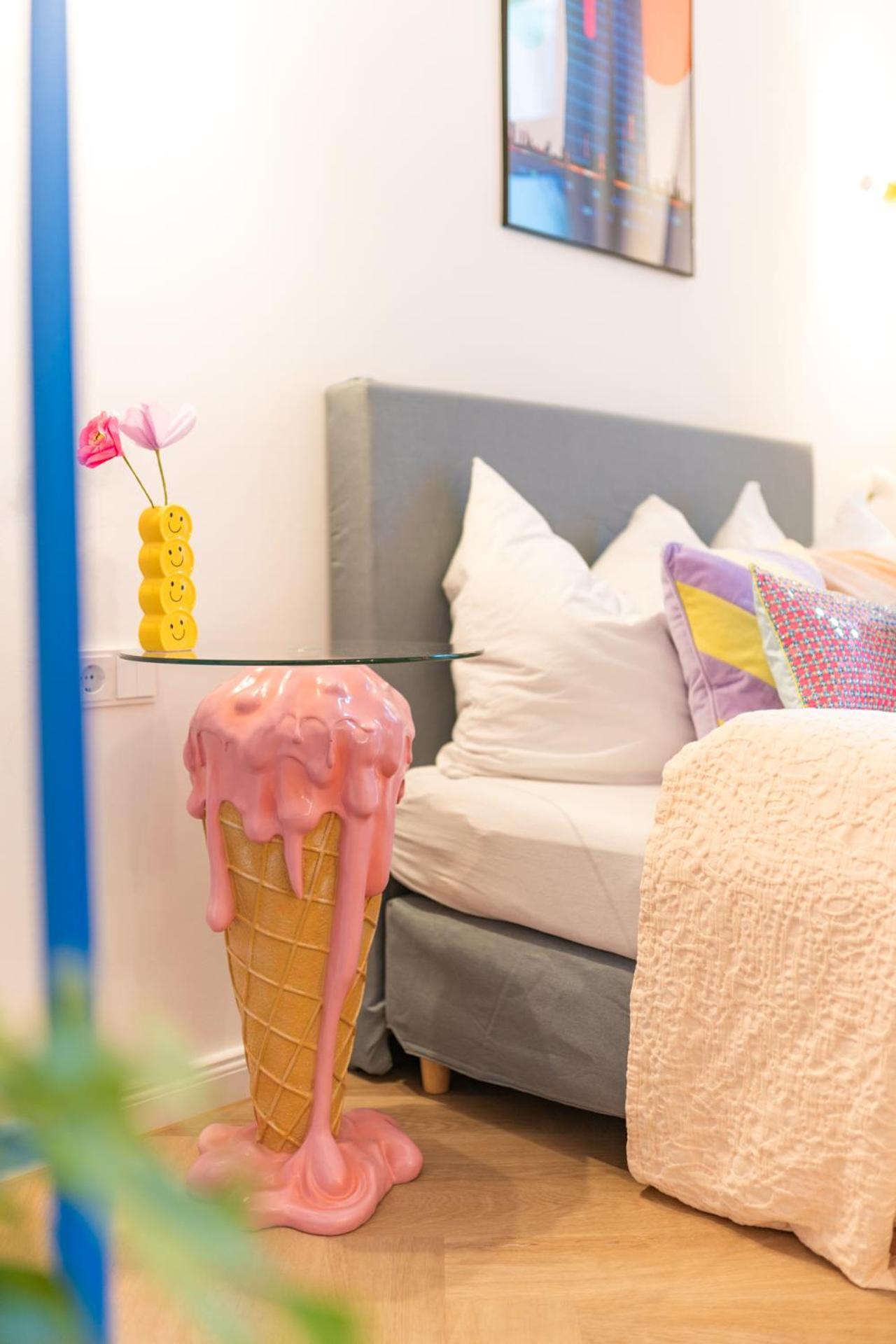 Retropop Design , Designerzimmer Fuer Je 2 Personen, Lage, Wifi Aparthotel