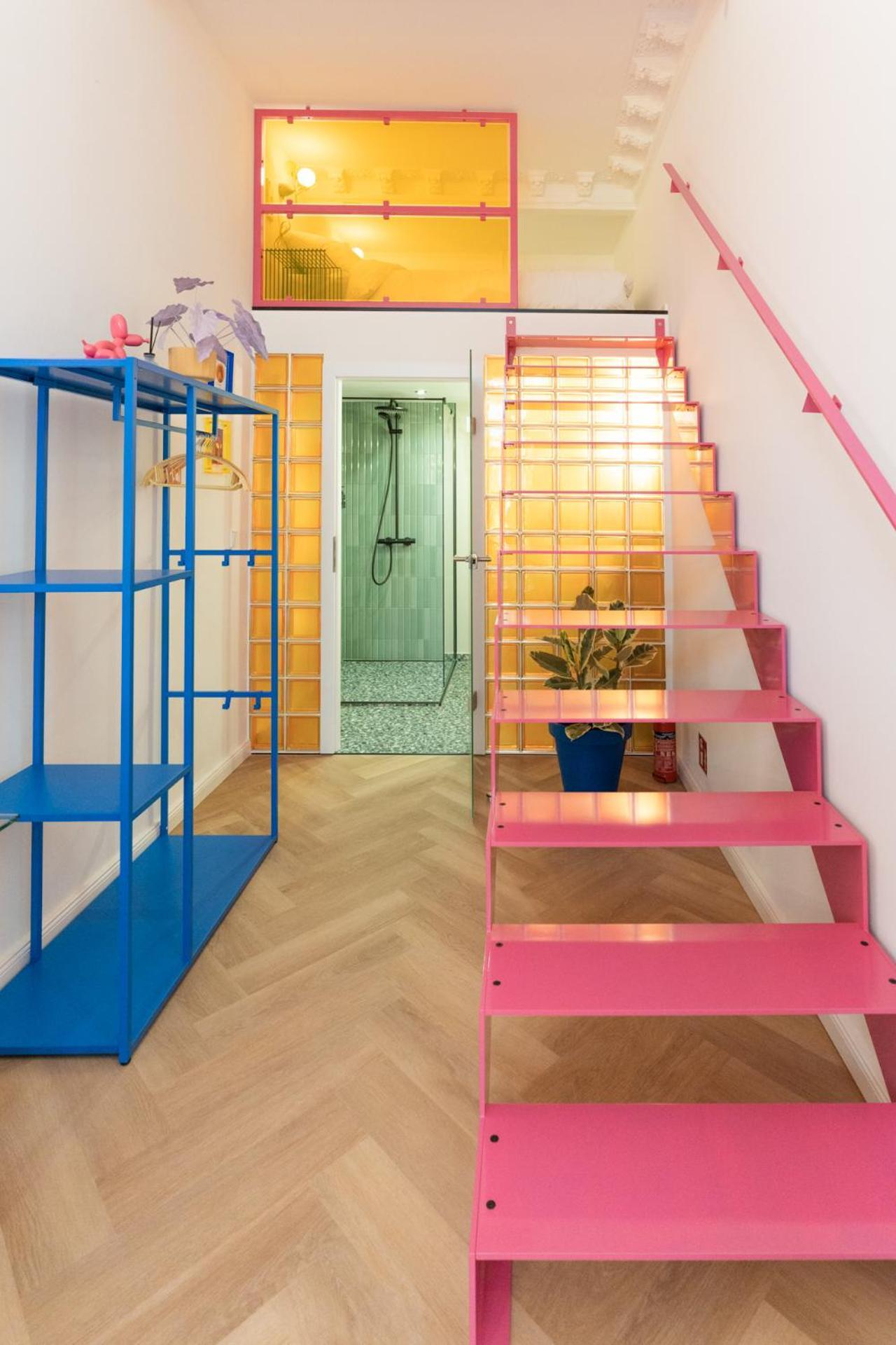 Retropop Design , Designerzimmer Fuer Je 2 Personen, Lage, Wifi