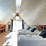 Four Bedroom Apartment In Hamburg, Kanzlerhof 3