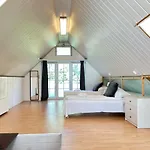 Four Bedroom Apartment In Hamburg, Kanzlerhof 3