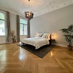 Room In Luxurious Apartment