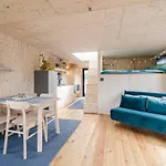 Hausboot Ahoi Hochwertiges Hausboote Mit Grosser Terrasse Und Kamin
