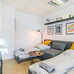 Spacious Two Br Close To Stadtpark And Street Parking
