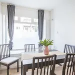 Schickes Zwei Zimmer Apartment Kostenl Parkm Auf Der Strasse