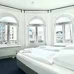 Central Apartment For Up To 10 Guests
