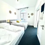 Central Apartment For Up To 10 Guests