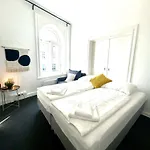Central Apartment For Up To 10 Guests
