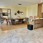 Sanierte 5 Zimmer Luxus Standard Apartment Auf 350Qm