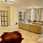 Sanierte 5 Zimmer Luxus Standard Apartment Auf 350Qm