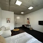 35 Qm Grosses Apartment Mit Eigenem Badezimmer In Den Elbvororten