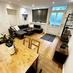 Spacious Apartment For 12 In Hamburg