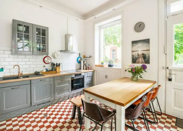 Großzügige 185m2-Altbauwohnung in Bestlage 7Zimmer-2Bäder-2Küchen-2WCs