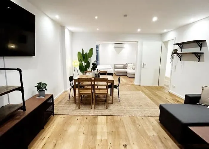 Spacious Apartment For 12 In Hamburg