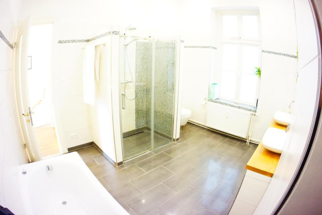 Großzügige 185m2-altbauwohnung In Bestlage 7zimmer-2bäder-2küchen-2wcs Apartment *