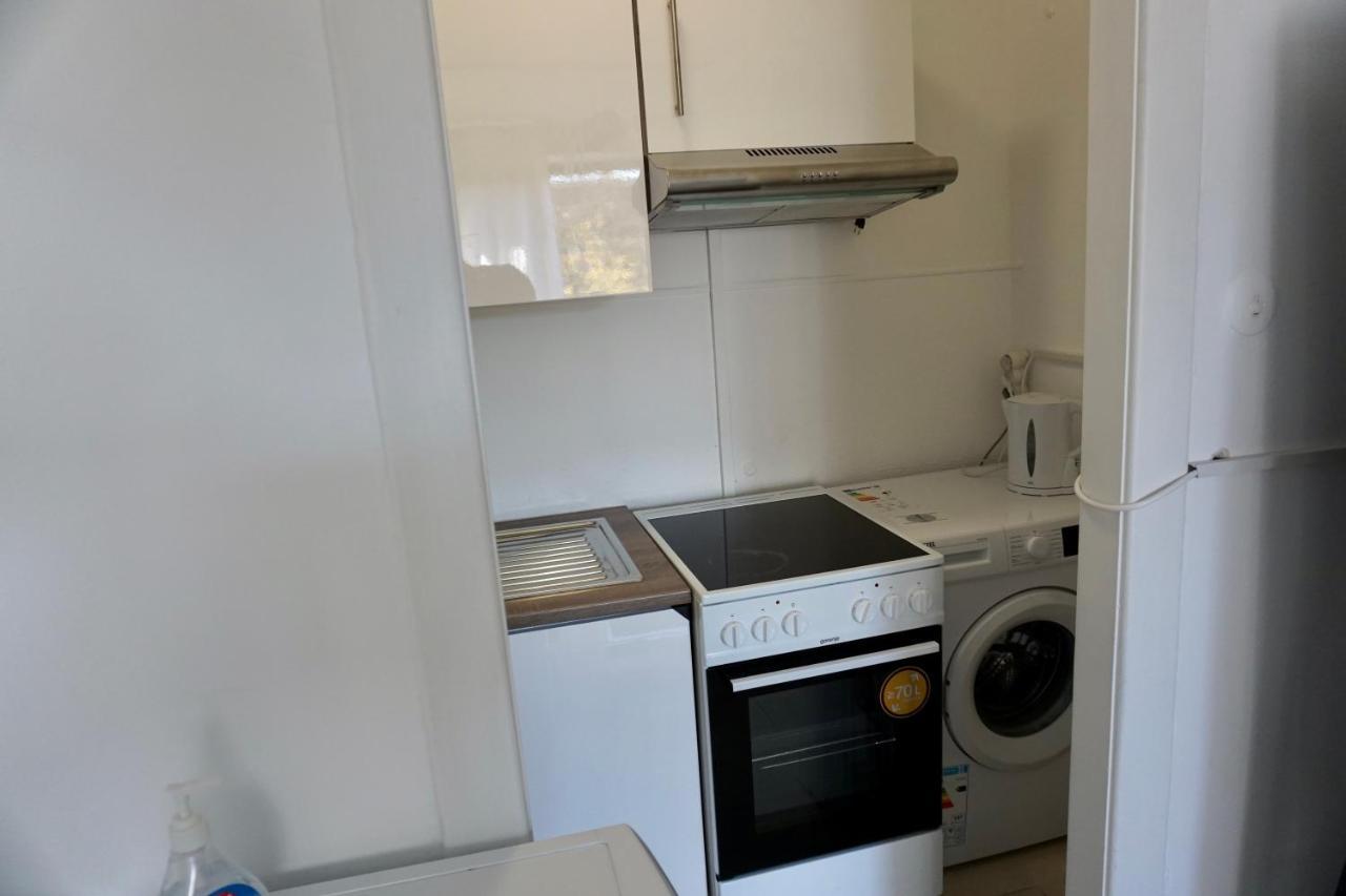 Apartment Alster - Saniertes Und Möbliertes Mit Bad Und Küche