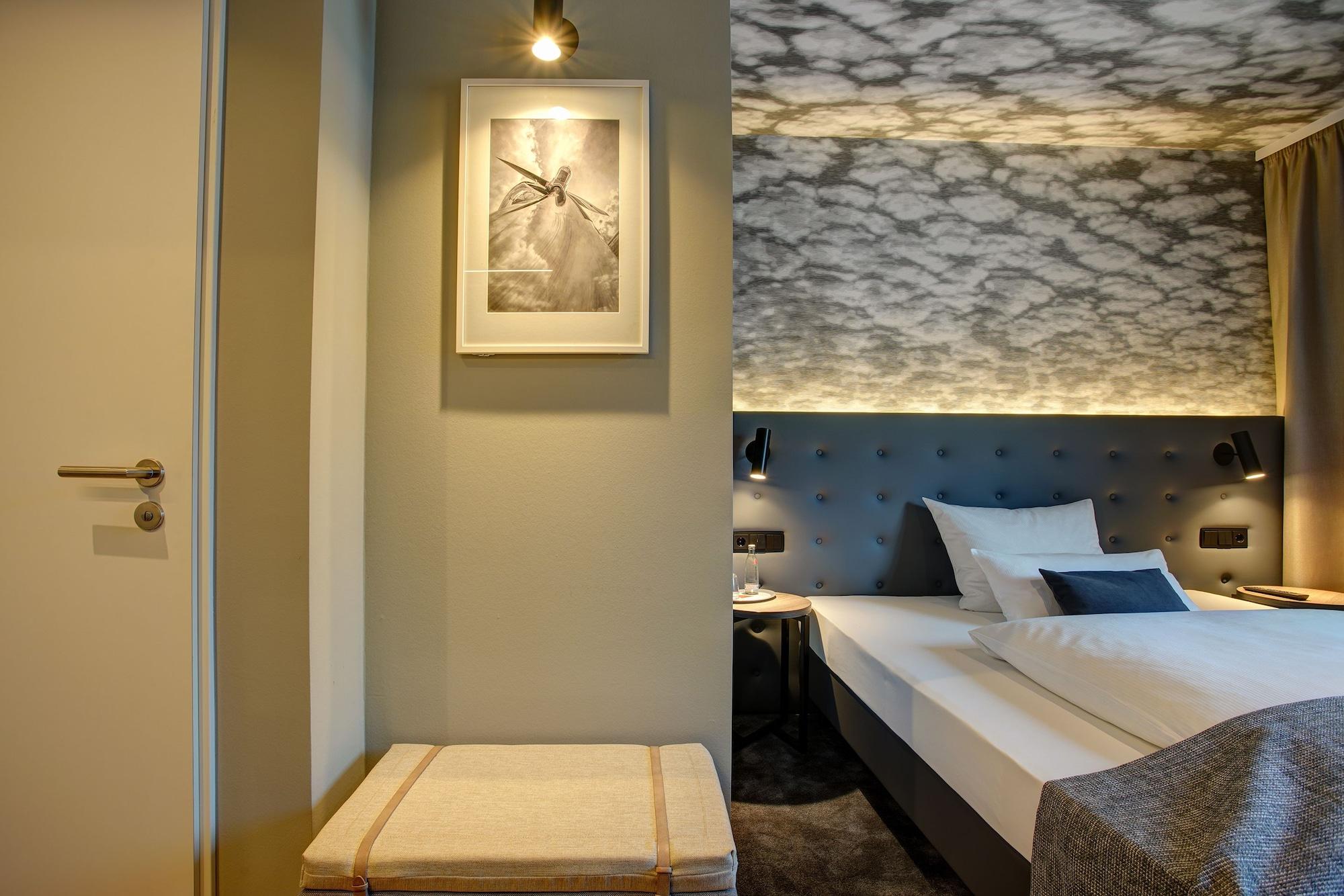 Boutique 125 Airport By Ina Hamborg