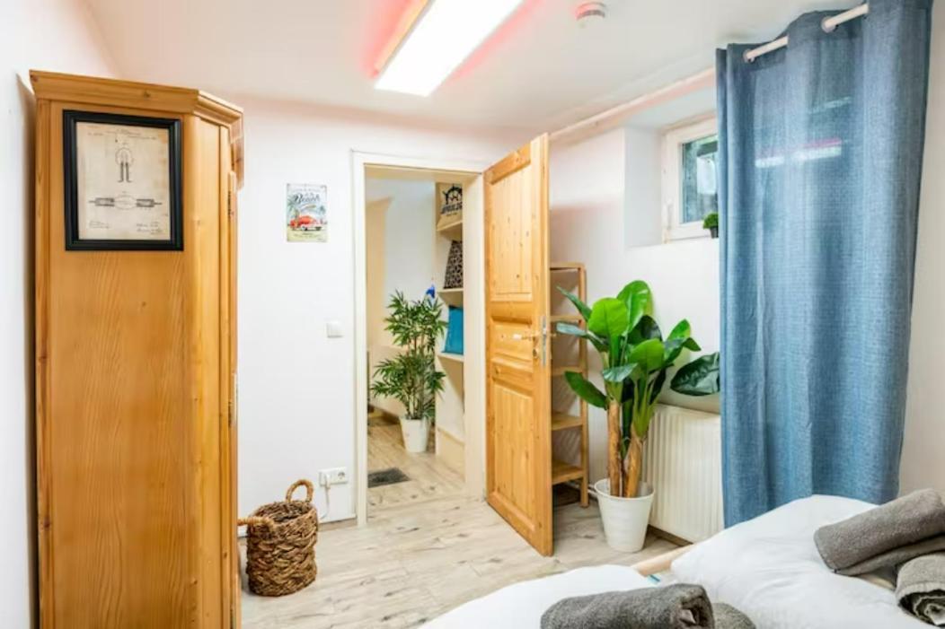 Gemuetliche 3-zkb Wc Souterrainwohnung In Bestlage Lejlighed