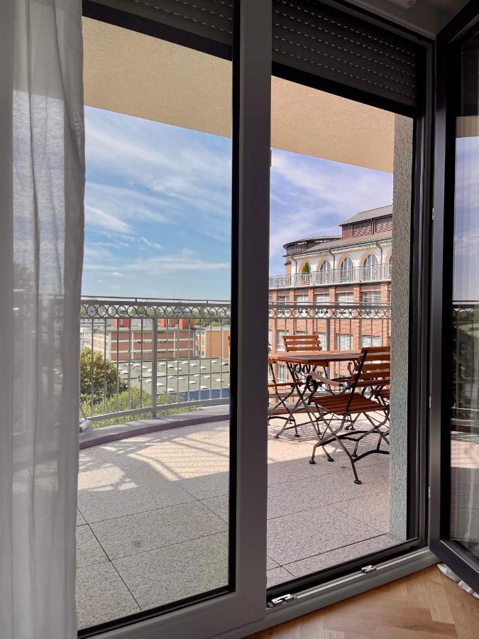 Apartment Cls Zentrale City-wohnung In Mit E-laden Und Tiefgarage, Grosser Balkon, Blick Ueber Hamburg, Parkplatz, Cafe Im Haus, Bushaltestelle Direkt Gegenueber, Flex Check In Hamburg