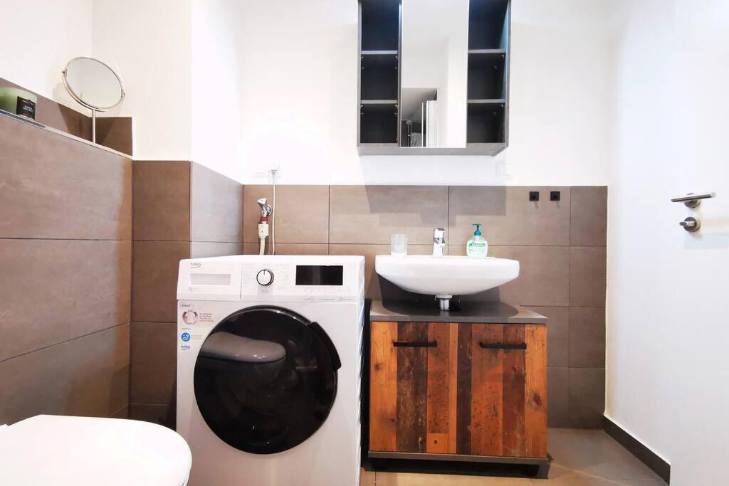 Apartment Hh 02 By Rockchair - Superhost Status - Modernes Mit Sonnigem Balkon & Premium Boxspringbetten In Winterhude - Geheimtipp *