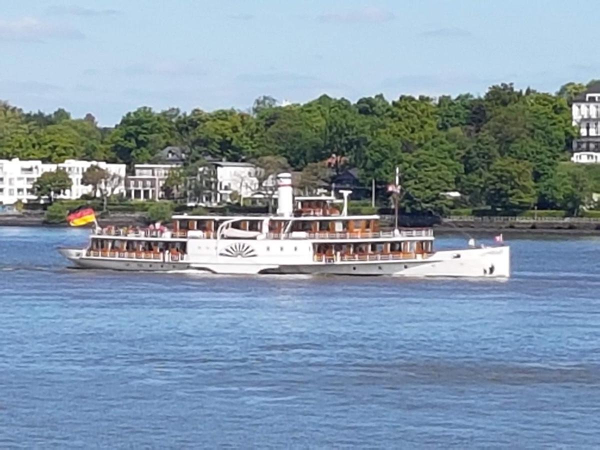 Am Elbufer Hamborg