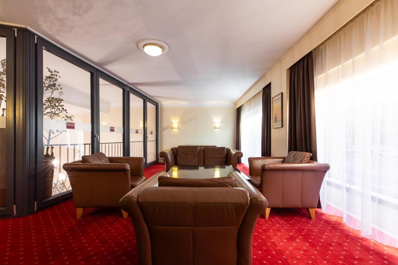 Kronprinz Hauptbahnhof 3*