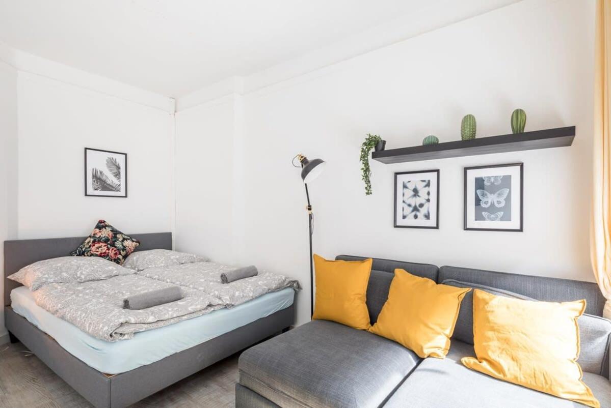 Apartment Two Bedroom And Bathrooms Hamburg