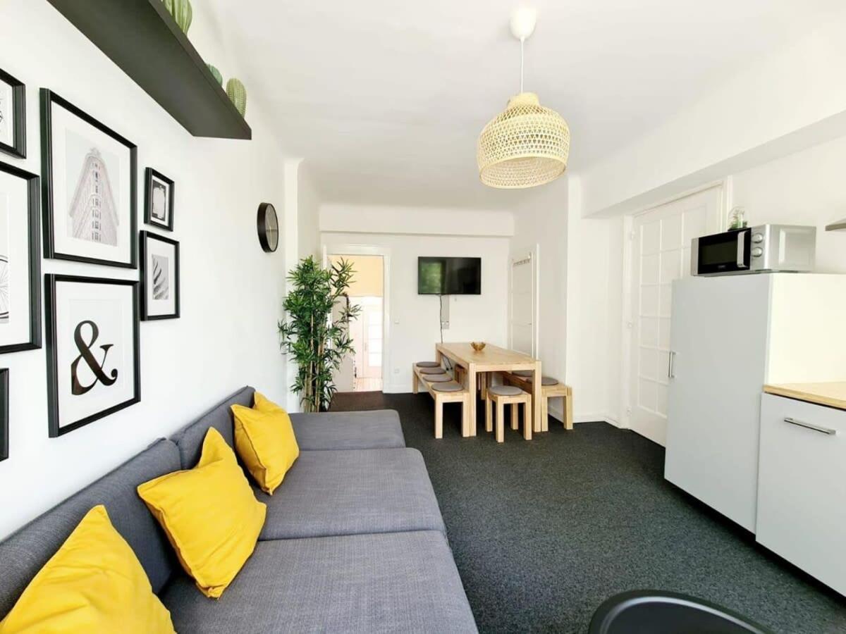 Spacious For 8 In Great Location Apartment