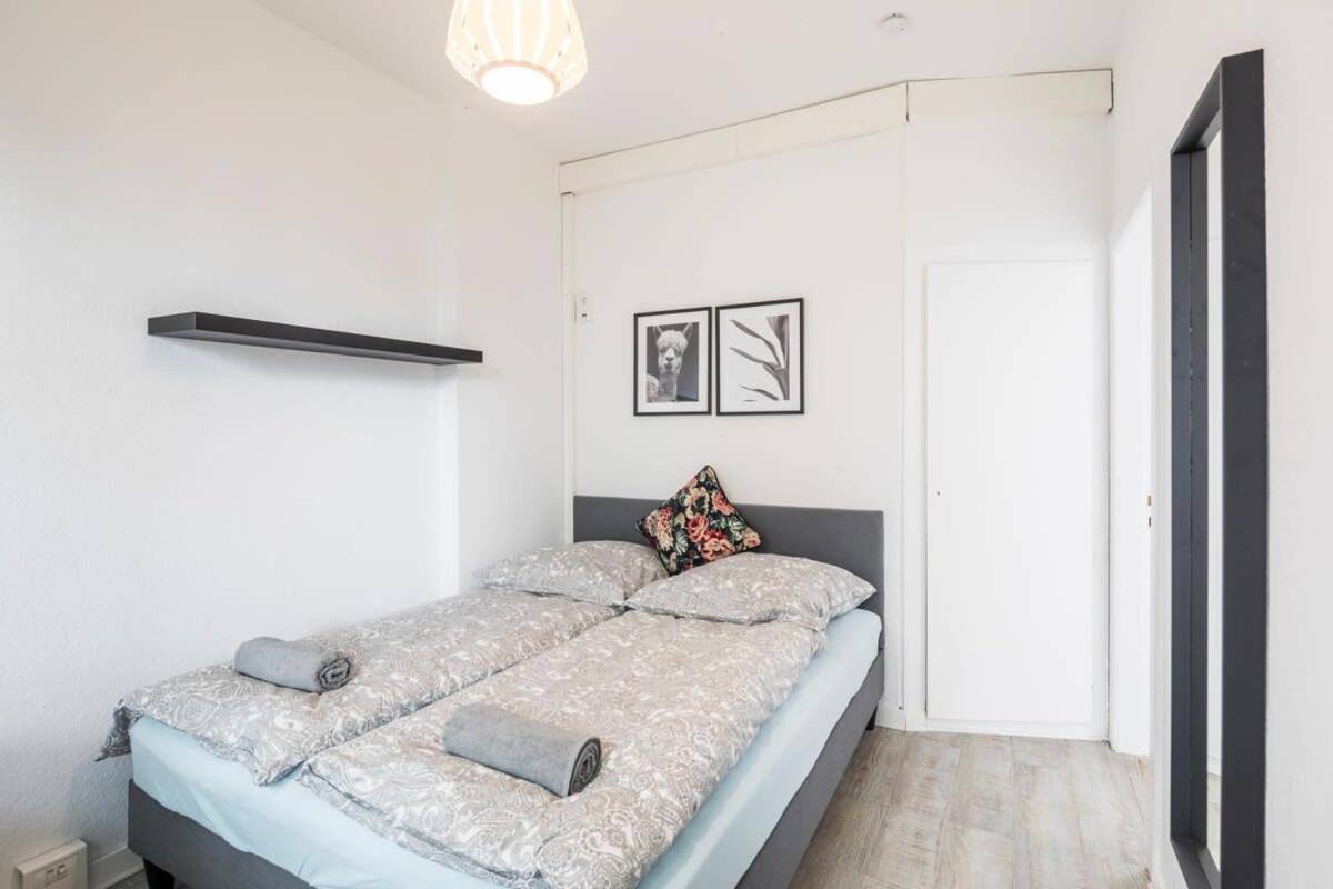 Apartment Two Bedroom And Bathrooms *