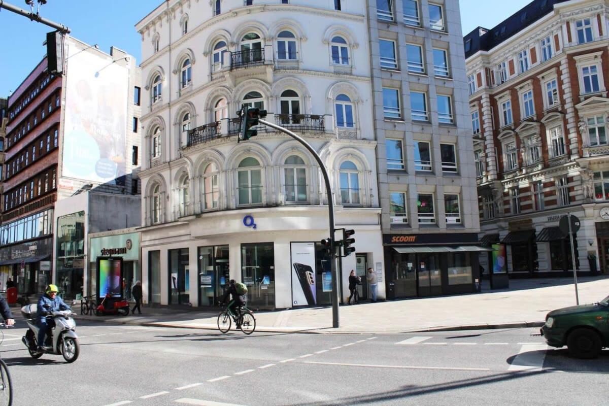 Hamburger Perle Am Gaensemarkt Und Binnenalster *