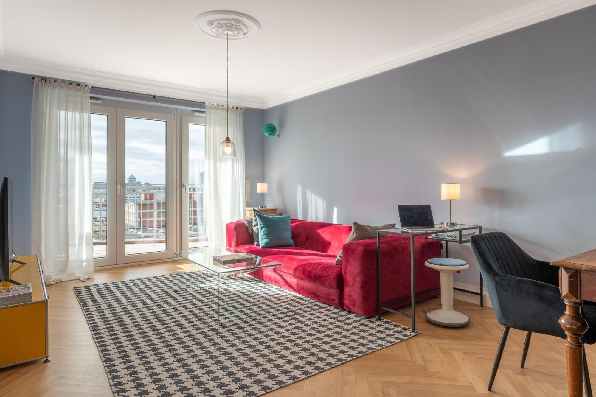 Apartment Cls Zentrale City-wohnung In Mit E-laden Und Tiefgarage, Grosser Balkon, Blick Ueber Hamburg, Parkplatz, Cafe Im Haus, Bushaltestelle Direkt Gegenueber, Flex Check In *