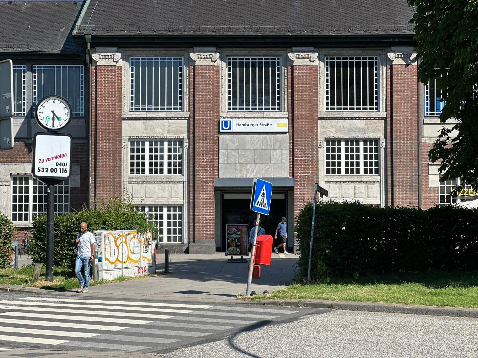 Im Hamburger Strasse-1 *