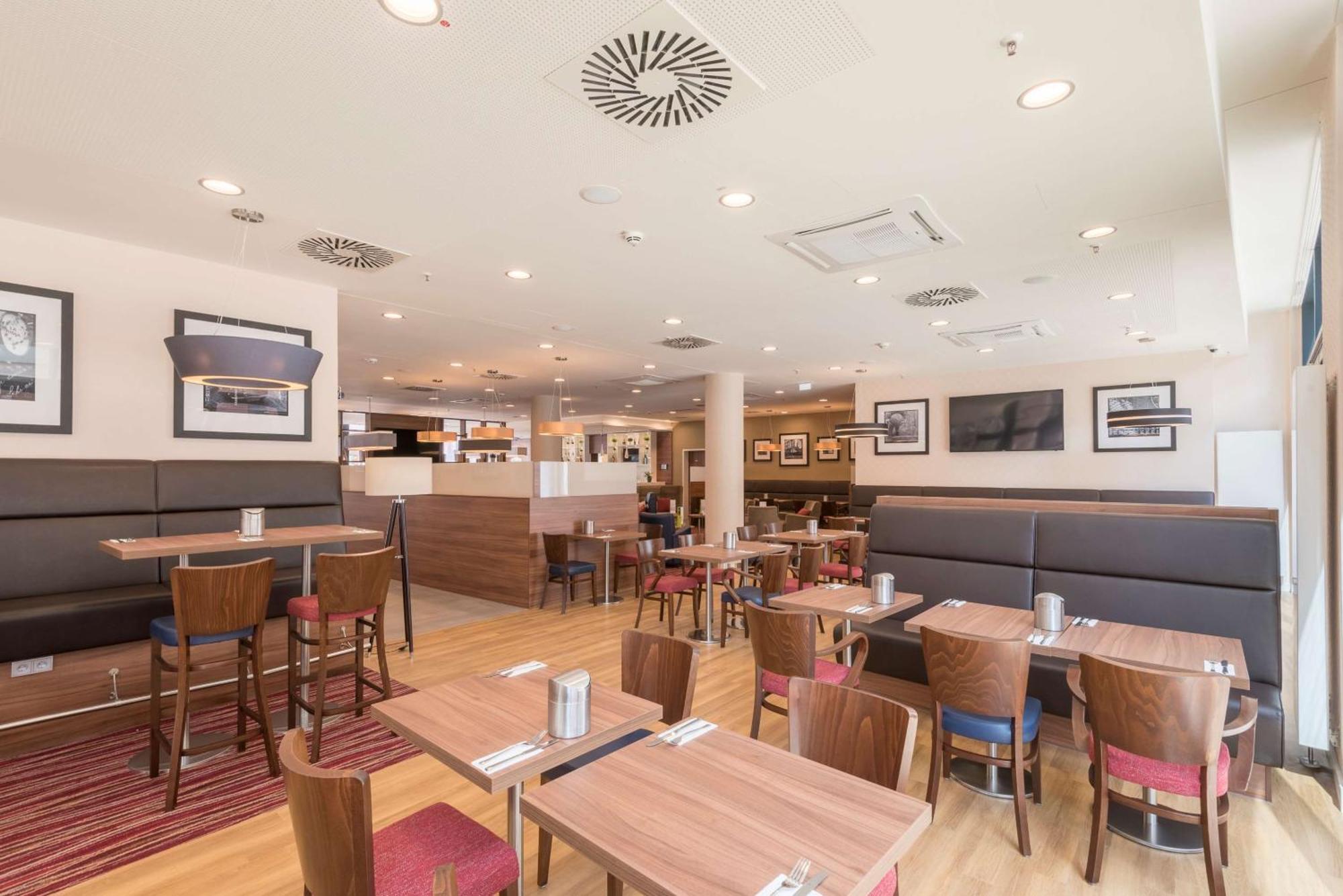 Hotel Hampton By Hilton Centre 3*