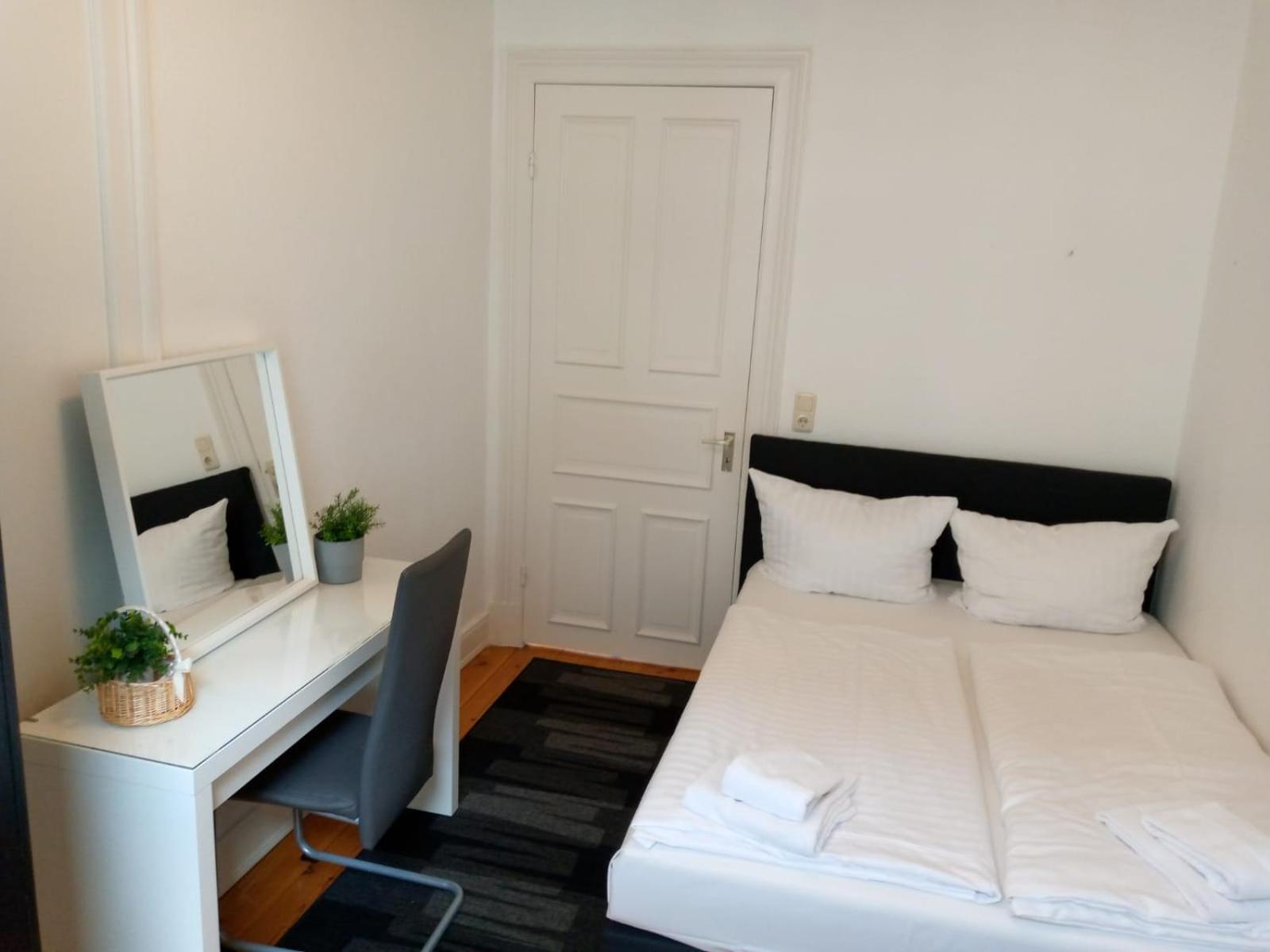 Apartment Center 8 *