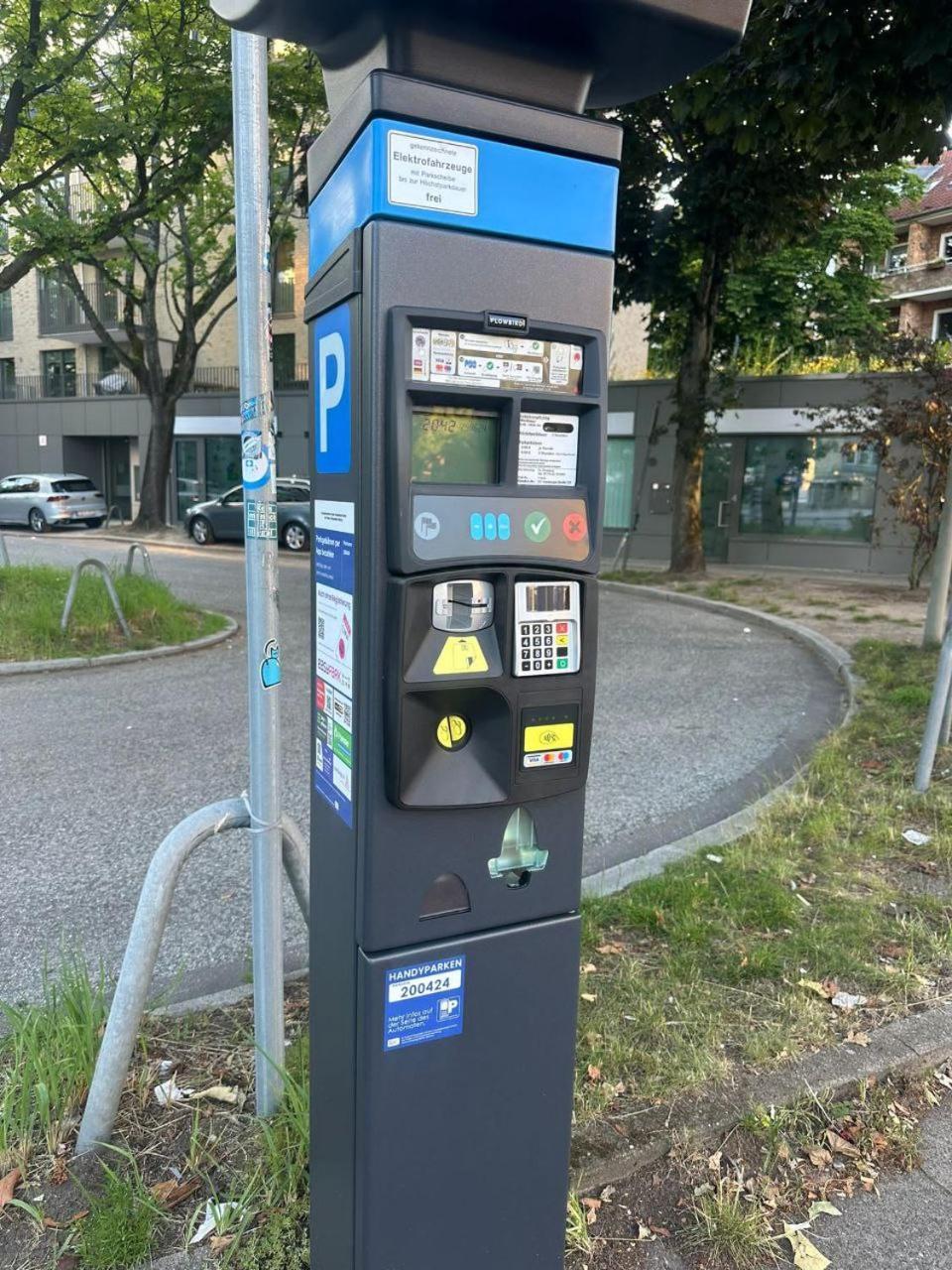 Im Hamburger Strasse-1 *