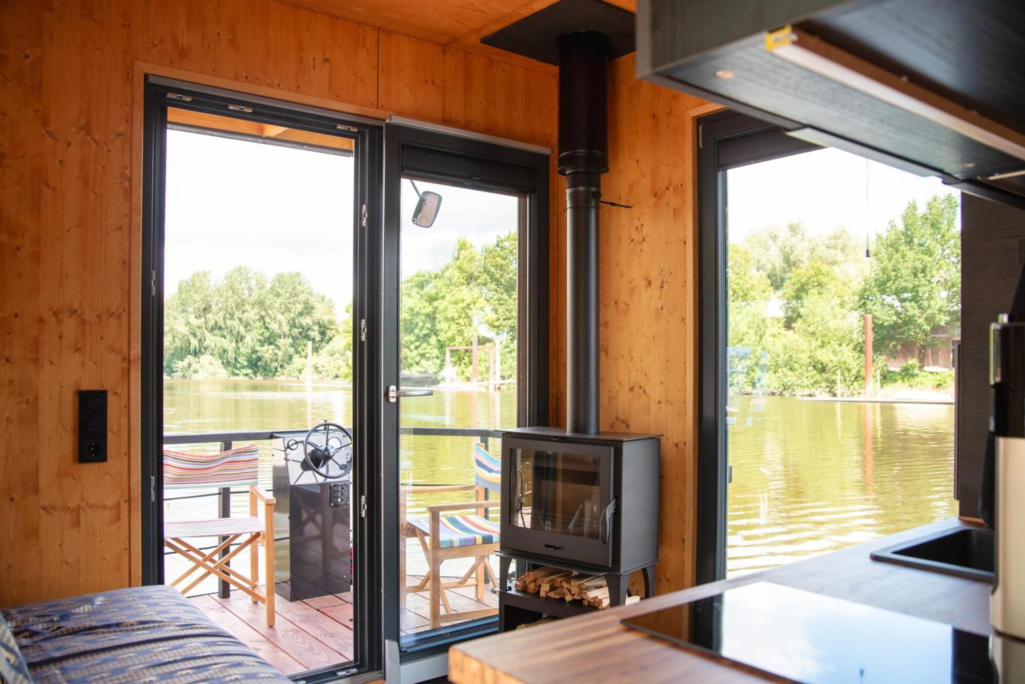 Botel Tiny-hausboot Likedeeler Mit Dachterasse Und Kamin Hamburg