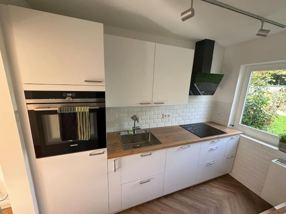 Quiet Modern End-unit House Apartment