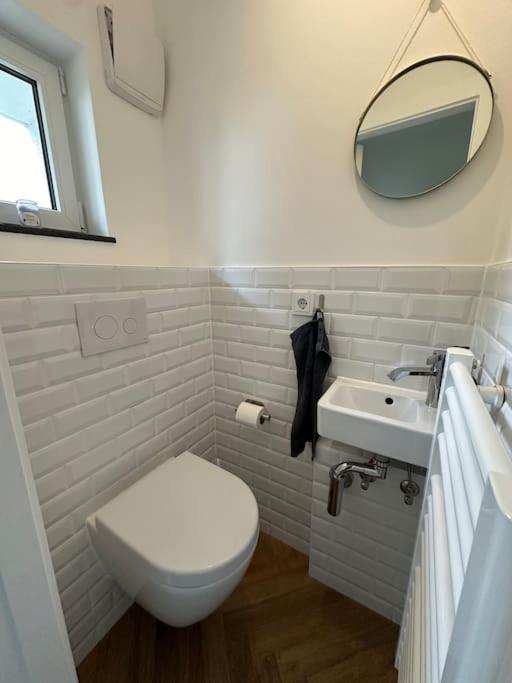 Quiet Modern End-unit House *