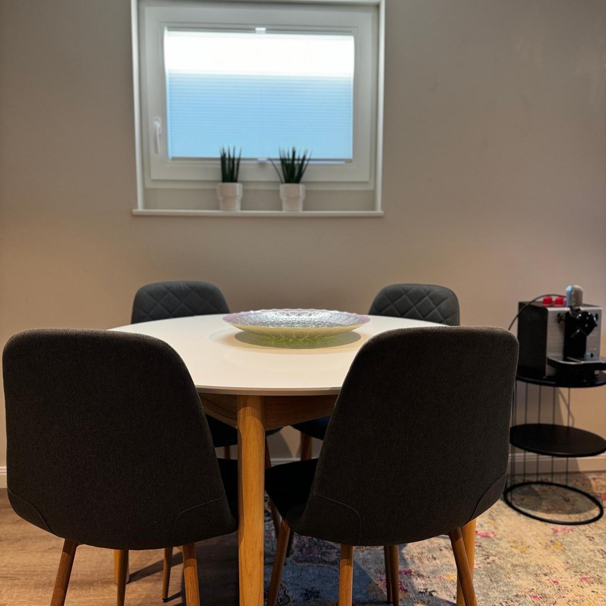 Souterrain - Privatwohnung Mit Schlafzimmer Im Einfamilienhaus Hamborg