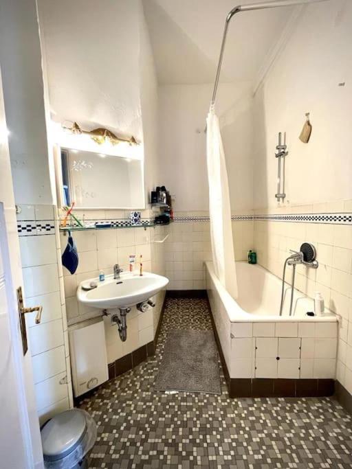 100 Qm Altbau-wohnung Mitten Im Zentrum Apartment