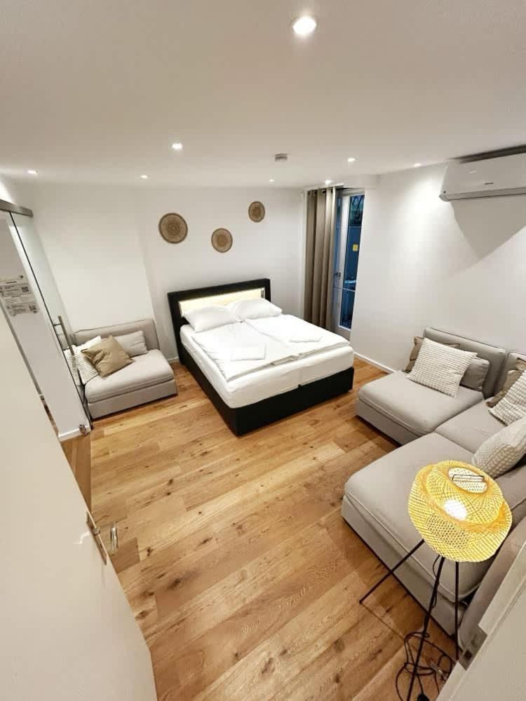 Spacious For 12 In Apartment *