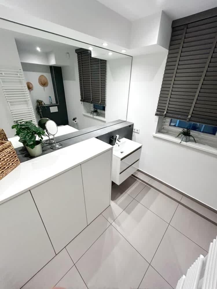 Spacious For 12 In Apartment *